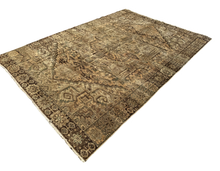 Lade das Bild in den Galerie-Viewer, Bravilio - Vintage Hand Made Heriz Persian Carpet