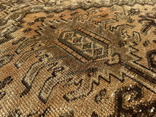 Lade das Bild in den Galerie-Viewer, Bravilio - Vintage Hand Made Heriz Persian Carpet