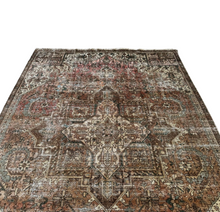 Carregar imagem no visualizador da galeria, Mateo - Vintage Hand Made Heriz Persian Carpet