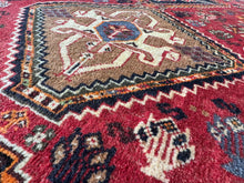 Lade das Bild in den Galerie-Viewer, Venturio - Vintage Tribal Shiraz Qashqai Wool Rug
