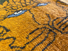 Lade das Bild in den Galerie-Viewer, Simba - Vintage Pictorial Lion & Sun Qashqai Rug