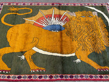 Lade das Bild in den Galerie-Viewer, Simba - Vintage Pictorial Lion & Sun Qashqai Rug