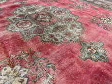 Lade das Bild in den Galerie-Viewer, Sorrel - Large Vintage Heriz Carpet