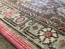Lade das Bild in den Galerie-Viewer, Sorrel - Large Vintage Heriz Carpet