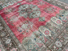 Lade das Bild in den Galerie-Viewer, Sorrel - Large Vintage Heriz Carpet