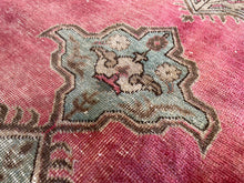 Lade das Bild in den Galerie-Viewer, Sorrel - Large Vintage Heriz Carpet