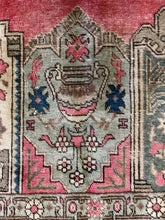 Lade das Bild in den Galerie-Viewer, Sorrel - Large Vintage Heriz Carpet
