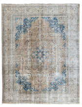 Lade das Bild in den Galerie-Viewer, Calabria - Large Vintage Kashan Persian Carpet
