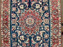 画像をギャラリービューアに読み込む, Cecilia - Fine Wool Isfahan Carpet
