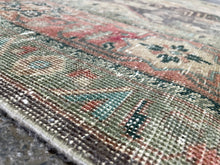 Carica l&#39;immagine nel visualizzatore di Gallery, Lilibet - Large Vintage Heriz Carpet
