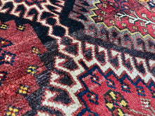 Carica l&#39;immagine nel visualizzatore di Gallery, Cartier - Vintage Tribal Qashqai Rug
