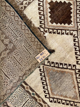 Carica l&#39;immagine nel visualizzatore di Gallery, Helena - Vintage Qashqai Rug
