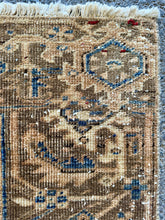 Cargar imagen en el visor de la galería, Logan - Large Vintage Heriz Wool Carpet
