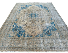Lade das Bild in den Galerie-Viewer, Calabria - Large Vintage Kashan Persian Carpet
