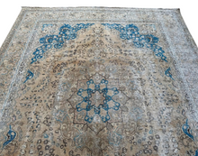 Lade das Bild in den Galerie-Viewer, Calabria - Large Vintage Kashan Persian Carpet
