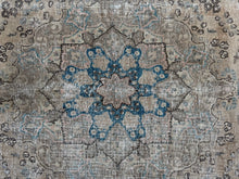 Lade das Bild in den Galerie-Viewer, Calabria - Large Vintage Kashan Persian Carpet
