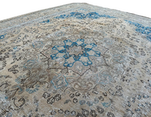 Lade das Bild in den Galerie-Viewer, Calabria - Large Vintage Kashan Persian Carpet
