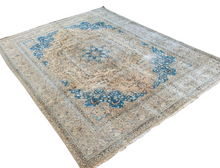 Lade das Bild in den Galerie-Viewer, Calabria - Large Vintage Kashan Persian Carpet
