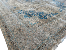 Lade das Bild in den Galerie-Viewer, Calabria - Large Vintage Kashan Persian Carpet
