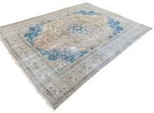 Lade das Bild in den Galerie-Viewer, Calabria - Large Vintage Kashan Persian Carpet
