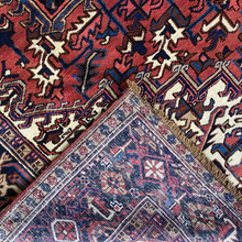 Lade das Bild in den Galerie-Viewer, Kim - Vintage Heriz Carpet
