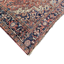 Lade das Bild in den Galerie-Viewer, Courtney - Vintage Heriz Carpet
