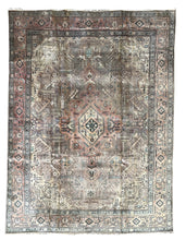 Carica l&#39;immagine nel visualizzatore di Gallery, Emilio - Large Vintage Persian Heriz Carpet
