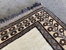 Carica l&#39;immagine nel visualizzatore di Gallery, Aria - Vintage Camel Hair Qashqai Rug
