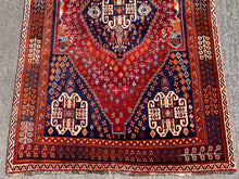 Lade das Bild in den Galerie-Viewer, Ivy - Gorgeous Qashqai Rug
