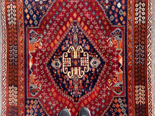 Lade das Bild in den Galerie-Viewer, Ivy - Gorgeous Qashqai Rug
