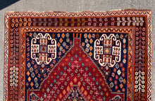 Carica l&#39;immagine nel visualizzatore di Gallery, Ivy - Gorgeous Qashqai Rug
