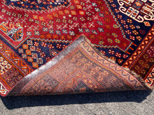 Lade das Bild in den Galerie-Viewer, Ivy - Gorgeous Qashqai Rug
