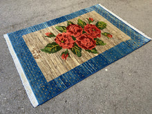 Carregar imagem no visualizador da galeria, Andrea - New Gol Farang Floral Wool Rug
