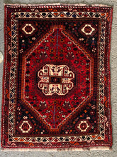 Charger l&#39;image dans la galerie, Ashlyn - Vintage Qashqai Rug
