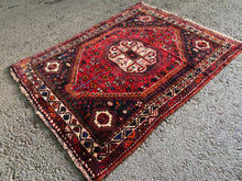 Charger l&#39;image dans la galerie, Ashlyn - Vintage Qashqai Rug
