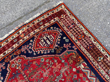 Lade das Bild in den Galerie-Viewer, Carter - Vintage Qashqai Rug
