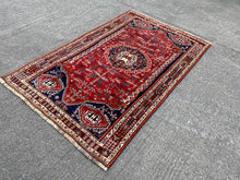 Lade das Bild in den Galerie-Viewer, Carter - Vintage Qashqai Rug
