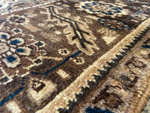 Carica l&#39;immagine nel visualizzatore di Gallery, Dermot - Large Vintage Heriz Carpet
