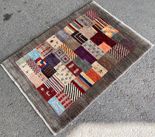 Charger l&#39;image dans la galerie, Carol - New Abstract Qashqai Gabbeh Rug
