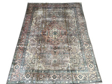 Carica l&#39;immagine nel visualizzatore di Gallery, Emilio - Large Vintage Persian Heriz Carpet
