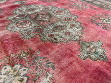 Carica l&#39;immagine nel visualizzatore di Gallery, Sorrel - Large Vintage Tabriz Carpet
