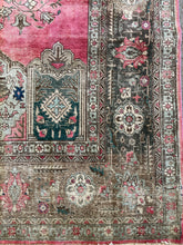 Carica l&#39;immagine nel visualizzatore di Gallery, Sorrel - Large Vintage Tabriz Carpet
