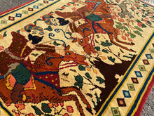 Carica l&#39;immagine nel visualizzatore di Gallery, Elvina - Royal Hunting Scene Rug
