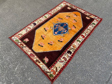 画像をギャラリービューアに読み込む, Amalia - Gorgeous Antique Karabakh Rug
