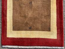 Cargar imagen en el visor de la galería, Annabel - Contemporary Qashqai Gabbeh Rug
