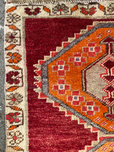 Charger l&#39;image dans la galerie, Karolina - Vintage Caucasian Karabakh Runner
