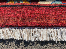 Lade das Bild in den Galerie-Viewer, Eliza - New Persian Large Flower head Rug
