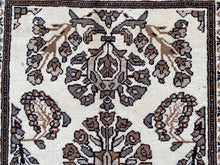 Cargar imagen en el visor de la galería, Edric - Vintage Qashqai Rug
