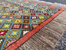 Carregar imagem no visualizador da galeria, Dolly - New Persian Lori Floral Wool Rug
