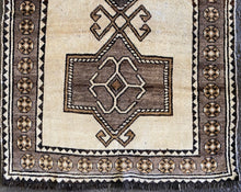 Carregar imagem no visualizador da galeria, Debbie - Vintage Tribal Qashqai Lori Persian Runner
